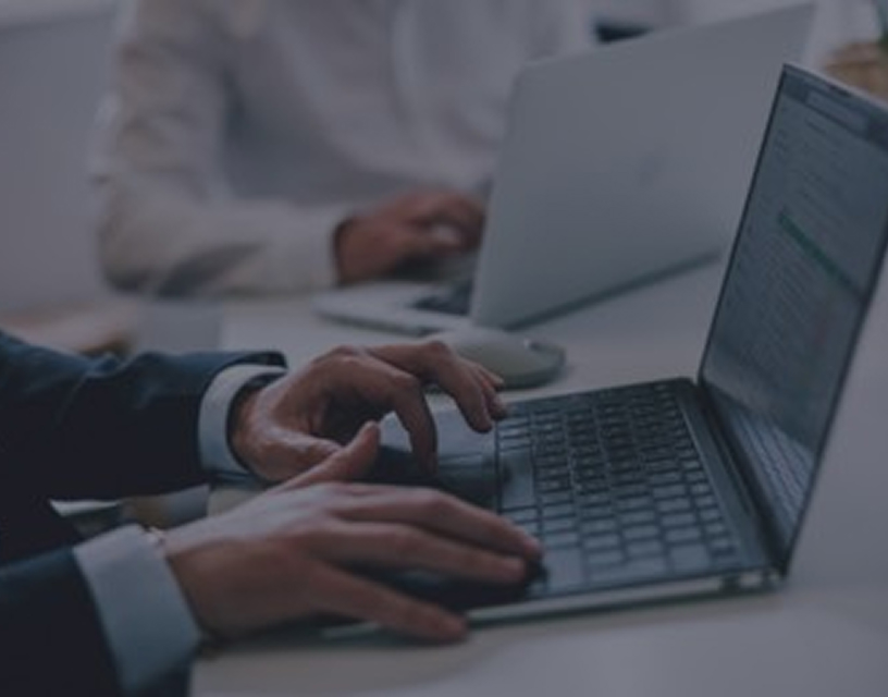 Deux personnes dans un environnement de bureau, illustrant l'accompagnement stratégique et technologique