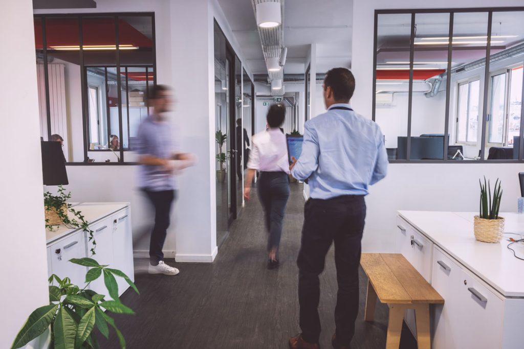 Des personnes dans une salle moderne
