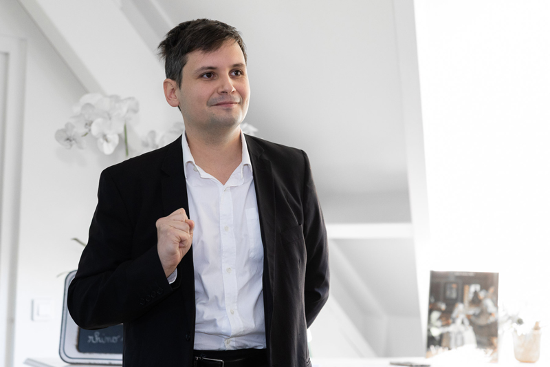 Personne debout dans un espace intérieur